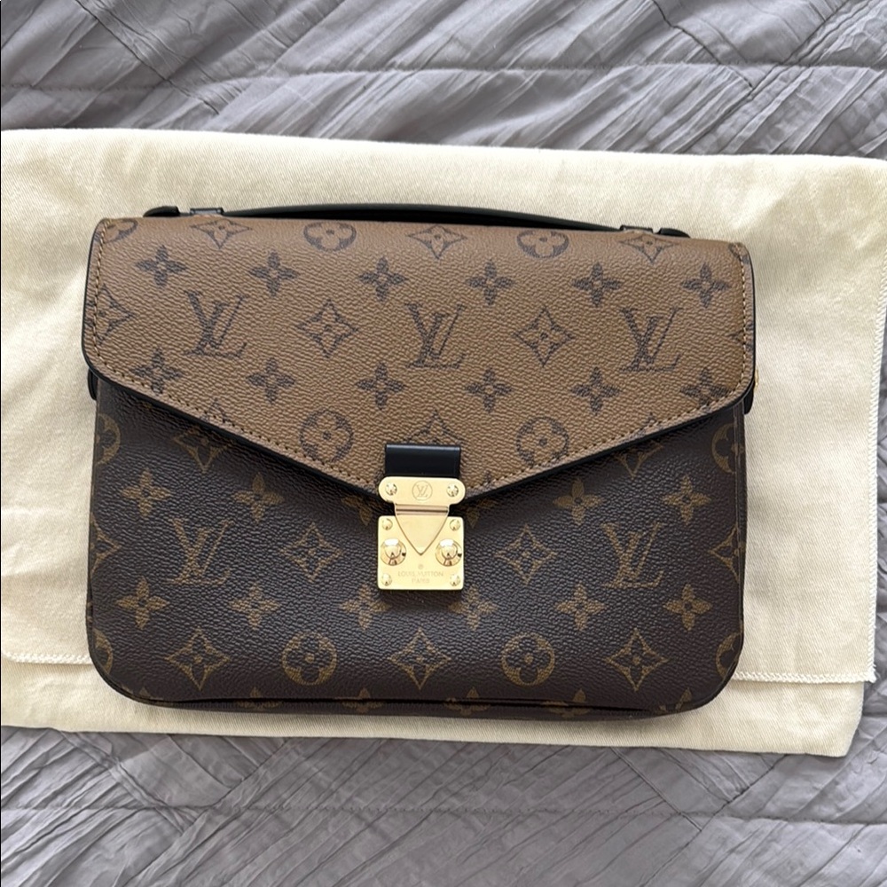 Louis Vuitton Pochette Métis Reverse